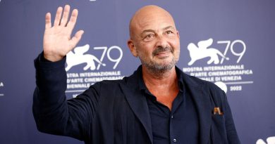 Breaking news: Un famoso regista italiano maschio racconta a Venezia di essere nato donna – Reuters