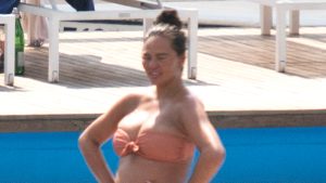 Breaking news: Chrissy Teigen incinta mostra il pancione in bikini senza spalline mentre è in Italia: Foto – HollywoodLife