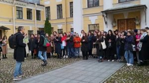 Professore universitario licenziato perché contrario alla guerra: le studentesse lo applaudono