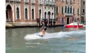 Breaking news: Questi E-Foiler sono stati multati per aver navigato sul Canal Grande di Venezia – TheInertia.com