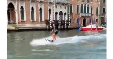 Breaking news: Questi E-Foiler sono stati multati per aver navigato sul Canal Grande di Venezia – TheInertia.com