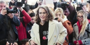 La conduttrice televisiva russa Ksenia Sobchak, la cui famiglia ha uno stretto legame con Vladimir Putin, è fuggita dalla Russia