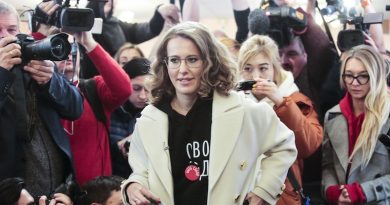 La conduttrice televisiva russa Ksenia Sobchak, la cui famiglia ha uno stretto legame con Vladimir Putin, è fuggita dalla Russia