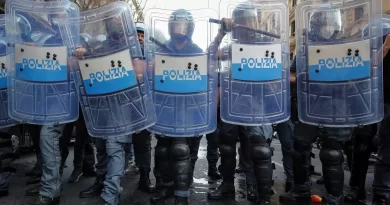 Breaking news: Scontro tra la polizia di Roma e gli studenti che protestano contro il partito Fratelli d’Italia del nuovo premier Giorgia Meloni – Euronews