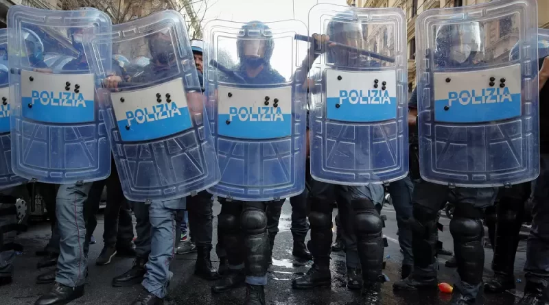 Breaking news: Scontro tra la polizia di Roma e gli studenti che protestano contro il partito Fratelli d’Italia del nuovo premier Giorgia Meloni – Euronews