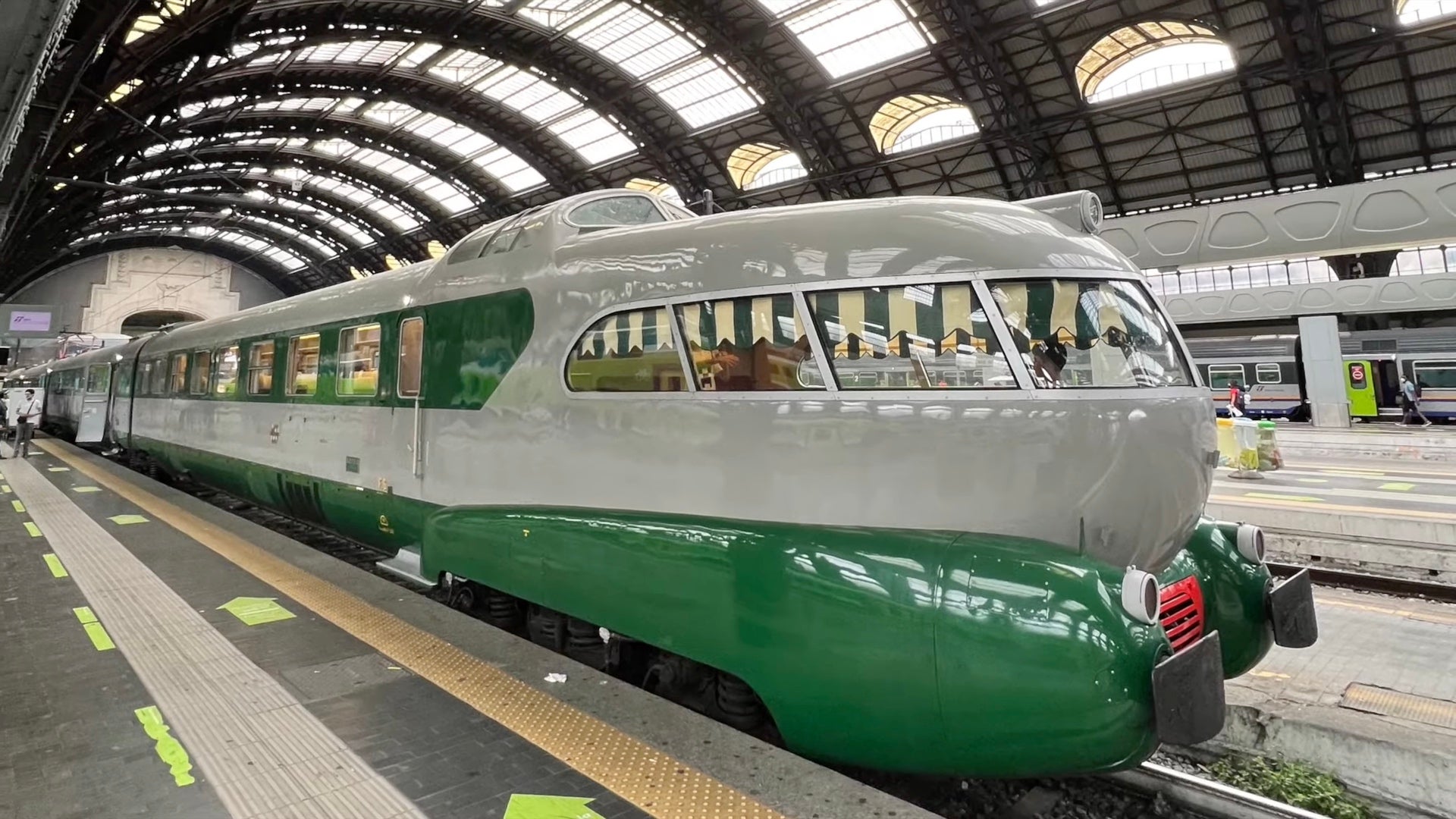 Breaking news: All’interno dell’incredibile treno “Arlecchino” del 1960 ancora in funzione in Italia – The Drive