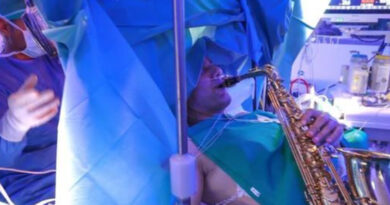 Breaking news: Un uomo suona il sassofono mentre viene operato al cervello in Italia – Gulf Today