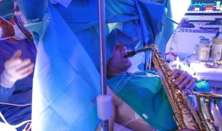 Breaking news: Un uomo suona il sassofono mentre viene operato al cervello in Italia – Gulf Today