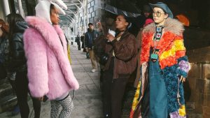 Lo stile di strada interpreta le più grandi tendenze di quest’anno in fatto di costumi: Cowboy e coniglietti