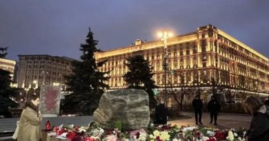 Mosca, in piazza Lubjanka la sfida al Cremlino con i nomi delle vittime di Stalin