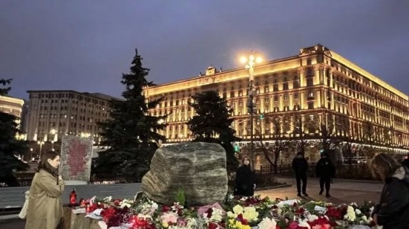 Mosca, in piazza Lubjanka la sfida al Cremlino con i nomi delle vittime di Stalin