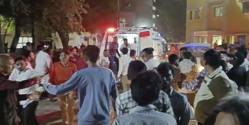 In India il crollo di un ponte pedonale ha causato almeno 40 morti