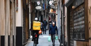 A Genova un uomo è stato ucciso dopo essere stato colpito da una freccia scoccata da una finestra