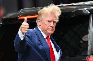 Trump risolve frettolosamente la causa per aggressione che ha portato alla rivelazione di temere di essere ucciso da un pezzo di frutta