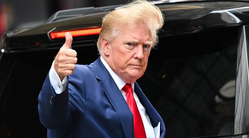 Trump risolve frettolosamente la causa per aggressione che ha portato alla rivelazione di temere di essere ucciso da un pezzo di frutta