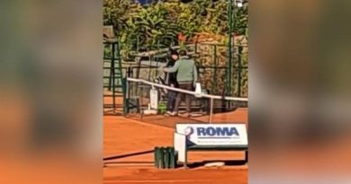 La denuncia di un attivista: il padre-coach di tennis picchia la figlia 14enne, calci e pugni dopo un allenamento