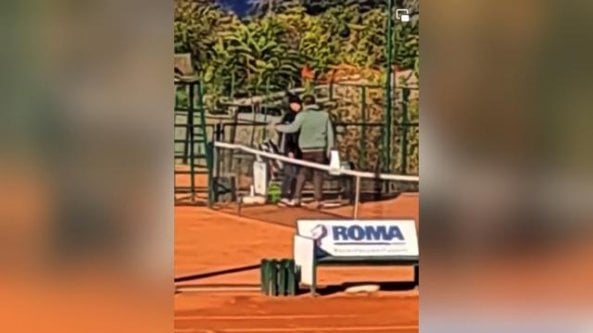 La denuncia di un attivista: il padre-coach di tennis picchia la figlia 14enne, calci e pugni dopo un allenamento