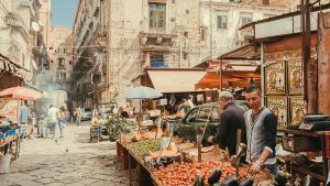 Breaking news: Gli antichi mercati italiani vivono un rinascimento grazie all’afflusso di visitatori – The Times