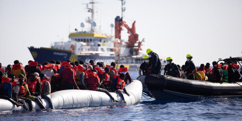 Qual è la situazione delle navi con i migranti al largo della Sicilia?