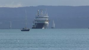 Sbarcano i fragili a Catania. Scontro sui migranti a bordo
