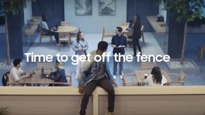 Il nuovo spot di Samsung agli utenti Apple: perché aspettare, i pieghevoli ci sono già!