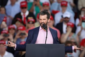 Donald Trump Jr, in corsa per il titolo di più spregevole del mondo, continua ad attaccare John Fetterman per aver avuto un ictus