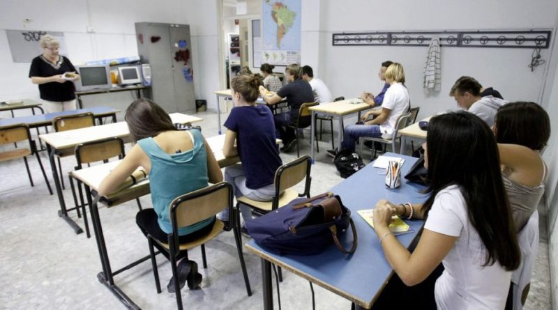 Varese, studente disegna una svastica sulla cattedra e poi tira un pugno in faccia alla prof: denunciato e sospeso per tutto l’anno