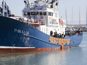 Il pugno duro del governo funziona: l’Ong rinvia la missione in mare
