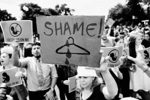 Un gruppo antiabortista attacca i democratici degli Stati in bilico con mailing che si spacciano per avvisi di sanità pubblica