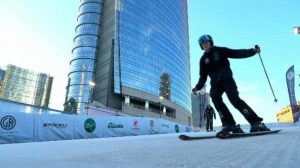 Una pista da sci tra i grattacieli: gli sguardi increduli dei passanti