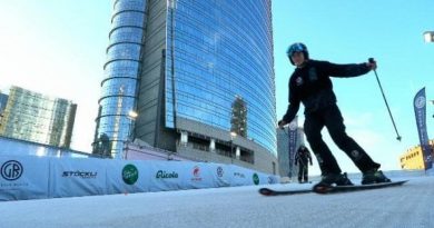 Una pista da sci tra i grattacieli: gli sguardi increduli dei passanti