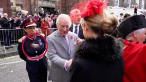 Gb, un uomo lancia uova contro re Carlo e Camilla: la scena a York durante l’incontro con la folla