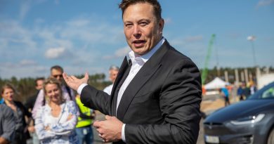 Un avvocato di Twitter avrebbe indicato ai dipendenti un sito web per gli informatori, mentre Elon Musk sembra pronto a radere tutto al suolo