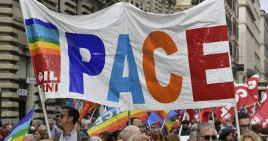 Breaking news: Migliaia di persone in Italia marciano per la pace in Ucraina – FRANCE 24 English