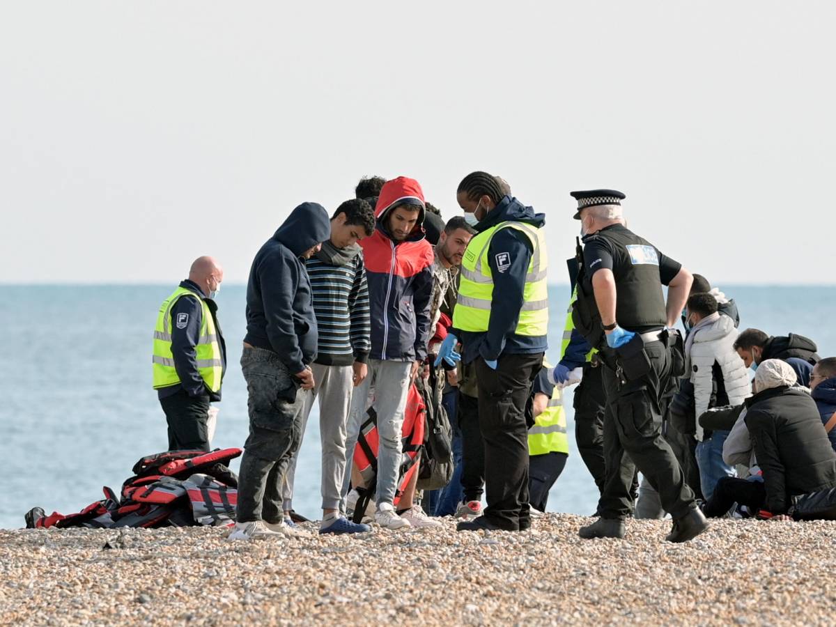 “Li lasciò morire”: l’inchiesta che smaschera l’ipocrisia francese sui migranti