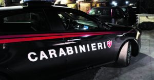 Bari, 21enne spara al petto della compagna e la riduce in fin di vita. Poi si uccide con l’arma