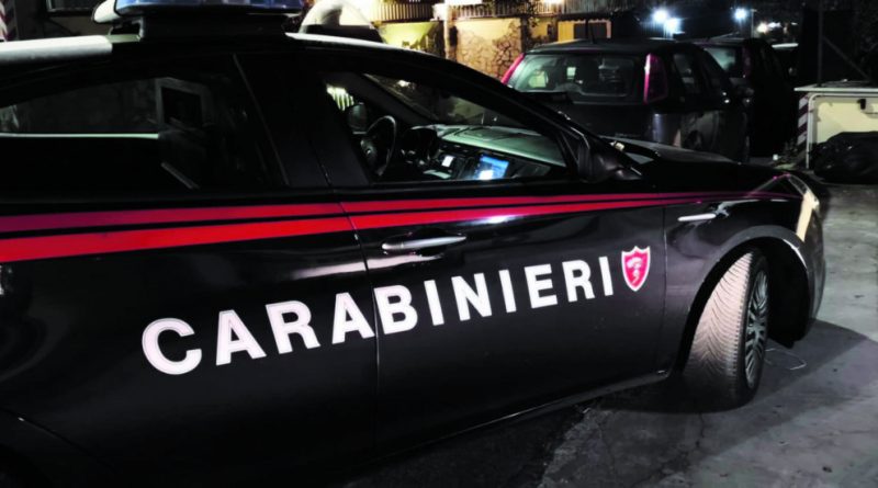 Bari, 21enne spara al petto della compagna e la riduce in fin di vita. Poi si uccide con l’arma