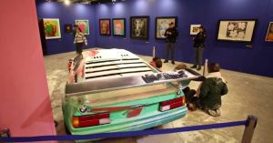 Milano, attivisti per il clima imbrattano l’opera di Andy Warhol con otto peperoncini di farina
