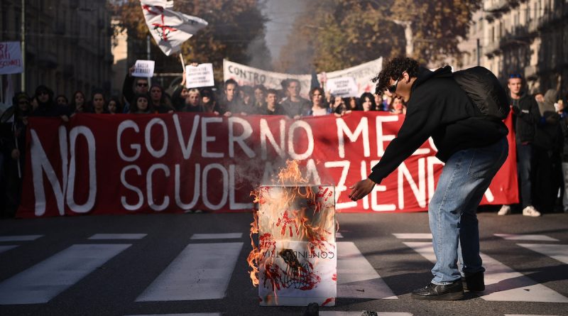 Breaking news: Migliaia di persone protestano contro il governo di estrema destra nel “No Meloni Day” – Morning Star Online