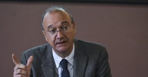 Scuola, dai lavori socialmente utili allo stop al reddito di cittadinanza, ecco le “sanzioni” proposte da Valditara