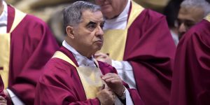 Il cardinale Becciu è indagato anche per associazione a delinquere