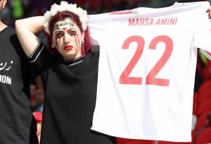 La squadra di calcio iraniana canta a malincuore l’inno, poi gioca con il cuore in gola