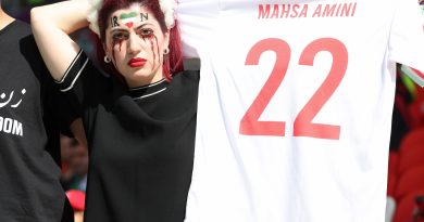 La squadra di calcio iraniana canta a malincuore l’inno, poi gioca con il cuore in gola