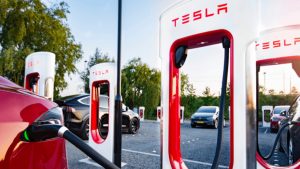 Tesla abbassa i prezzi della ricarica in Europa: in Germania fino al 25% in meno