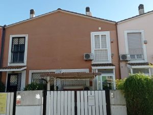 “Qui vivono i Soumahoro”. Ecco la villa da 450mila euro