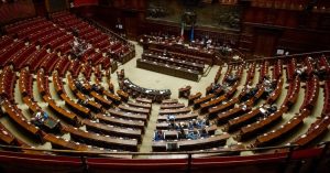 Salario minimo, mozione di maggioranza presentata alla Camera: “Ok alla direttiva Ue, ma senza introdurlo”