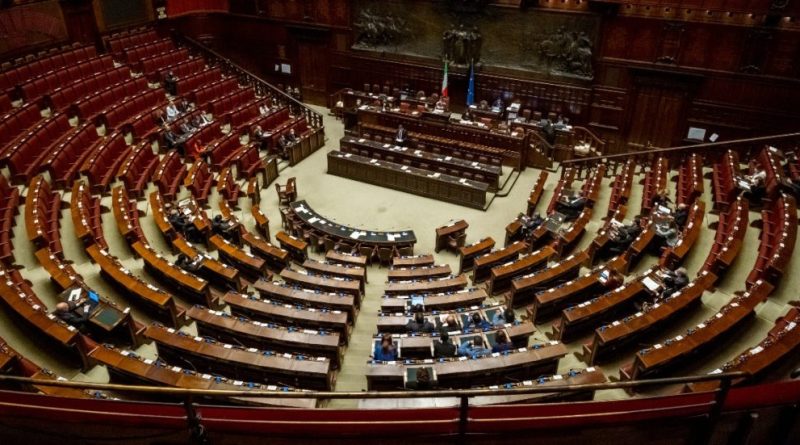 Salario minimo, mozione di maggioranza presentata alla Camera: “Ok alla direttiva Ue, ma senza introdurlo”