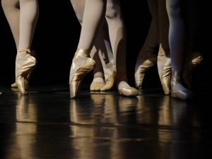 L’ultima follia gender a scuola. Maschi vestiti da ballerine