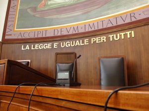 Prende a schiaffi le figlie per rimproverarle. Il giudice: “Non è reato”