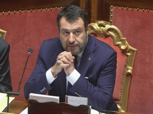 Salvini: “Chi paga il caffè con il pos è un rompipalle”